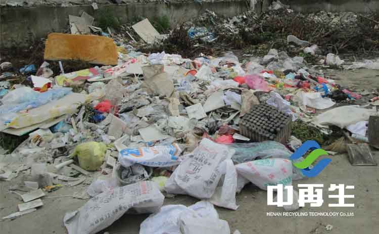 解決生活垃圾問題的根本在于，減少垃圾產出并回收有用物資