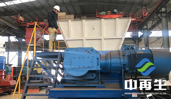 大型撕碎機生產(chǎn)線