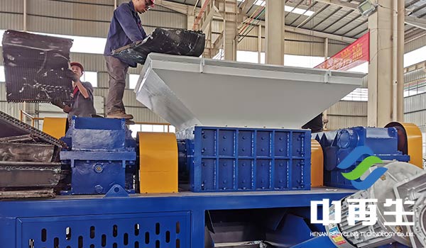 銅鋁水箱撕碎機在整條銅鋁水箱粉碎生產(chǎn)線中的作用